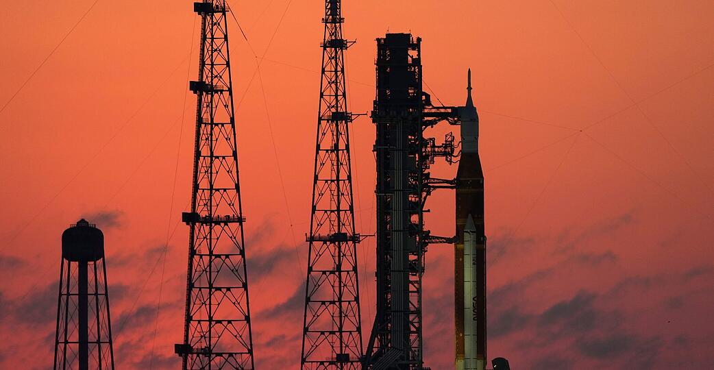 Seit ein paar Tagen steht die Space Launch System-Rakete der Nasa mit dem Orion-Raumschiff wieder in der Startvorrichtung. Zuvor musste die Rakete in die Montagehalle zur&uuml;ck, um technische Probleme zu beheben.