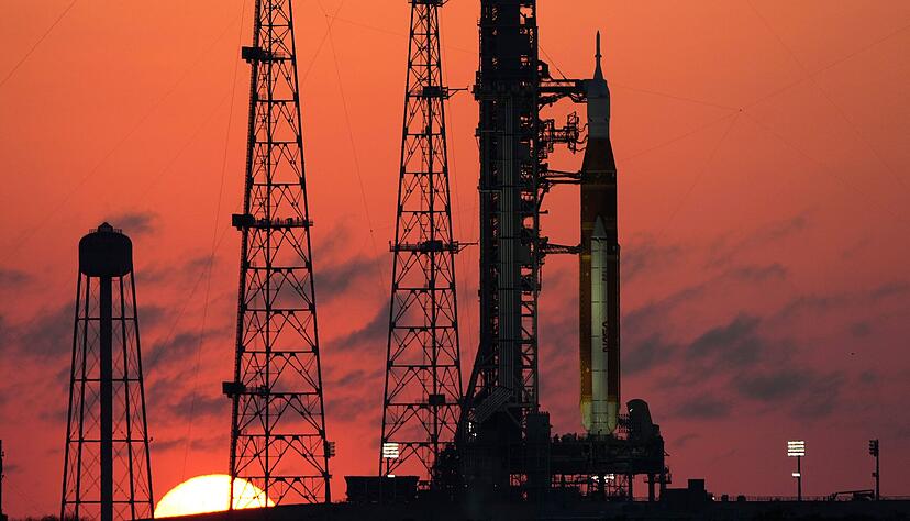 Seit ein paar Tagen steht die Space Launch System-Rakete der Nasa mit dem Orion-Raumschiff wieder in der Startvorrichtung. Zuvor musste die Rakete in die Montagehalle zurück, um technische Probleme zu beheben. Seit ein paar Tagen steht die Space Launch System-Rakete der Nasa mit dem Orion-Raumschiff wieder in der Startvorrichtung. Zuvor musste die Rakete in die Montagehalle zurück, um technische Probleme zu beheben.