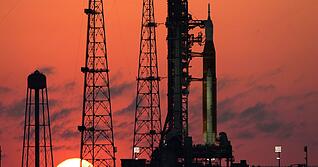 Seit ein paar Tagen steht die Space Launch System-Rakete der Nasa mit dem Orion-Raumschiff wieder in der Startvorrichtung. Zuvor musste die Rakete in die Montagehalle zur&uuml;ck, um technische Probleme zu beheben.