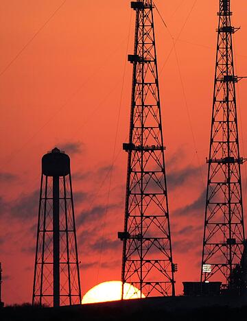 Seit ein paar Tagen steht die Space Launch System-Rakete der Nasa mit dem Orion-Raumschiff wieder in der Startvorrichtung. Zuvor musste die Rakete in die Montagehalle zur&uuml;ck, um technische Probleme zu beheben.