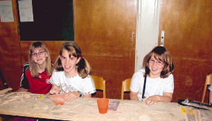 Mit der Laubsäge alles aussägen. So begann der Bau eines Mausefallenautos bei der Kinderferienaktion in Hardthausen.Foto: Agentur Kochertal