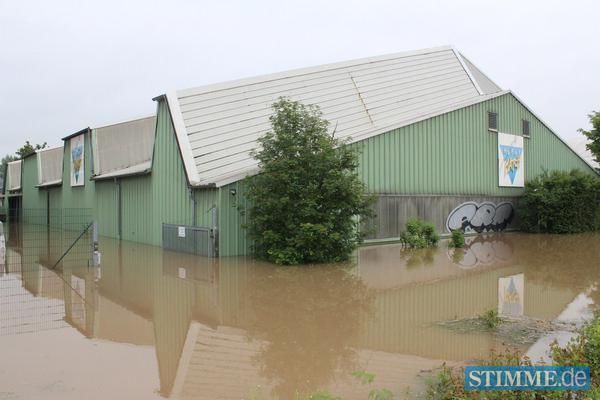 Die Happy-Match-Halle in Obereisesheim ist &uuml;berflutet.