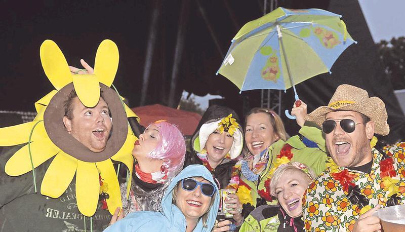 Sonnenblume, Sonnenbrille, Blütenkette und knallbunte Klamotten gehören zur Ausstattung eines echten Dieter-Thomas-Kuhn-Fans. Am Freitagabend gehörten auch Anorak und Regenschirm dazu. Möglichst bunt natürlich. Foto: Mario Berger