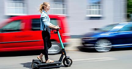 Elektro-Scooter gehören mittlerweile auch in Heilbronn zum Stadtbild. Doch nicht alle Bürger sind darüber erfreut.
dpa