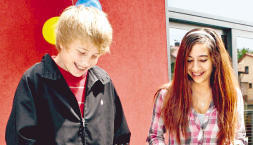 Fingerspitzengef&uuml;hl, Geduld und Konzentration: Wer zum ersten Mal mit einem Diabolo jongliert, merkt bald, dass es ganz sch&ouml;n schwierig ist.Foto: Ralf Seidel