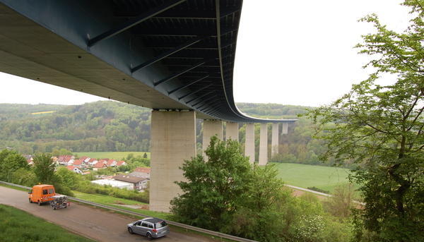 Seit Anfang der 70er Jahre dominiert eine Stahlbrücke das Jagsttal bei Widdern.