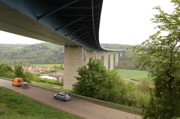 Seit Anfang der 70er Jahre dominiert eine Stahlbrücke das Jagsttal bei Widdern.