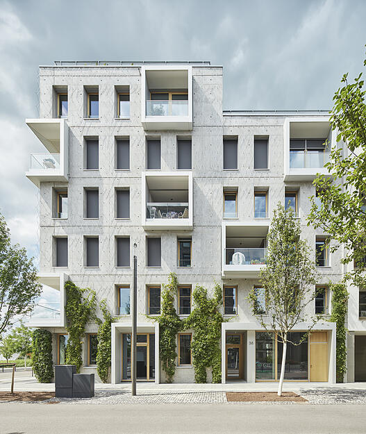 Grüne Ecke Neckarbogen: Das Gebäude folgt einfachen, aber nach klimatischen Gesichtspunkten optimalen Regeln. Die Fassaden wurden als monolithische Betonschale in Lichtbeton erstellt, die auf eine äußere Dämmebene verzichtet und im Inneren aufgrund der hohen Speicherkapazität des Baustoffs für ein ausgeglichenes Klima sorgt. Zusätzlich erhielt die gesamte Fassade eine Rankhilfe, damit sie nach einer Weile komplett mit Pflanzen überwuchert wird.  Mattes Riglewski Architekten   Foto: Dietmar Strauß