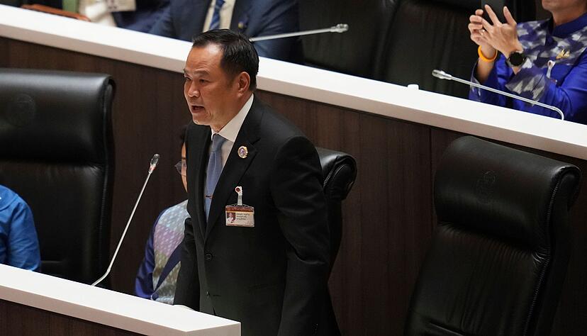 Regierungschef Charnvirakul beantragte die Auflösung des Repräsentantenhauses.