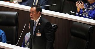 Regierungschef Charnvirakul beantragte die Auflösung des Repräsentantenhauses.