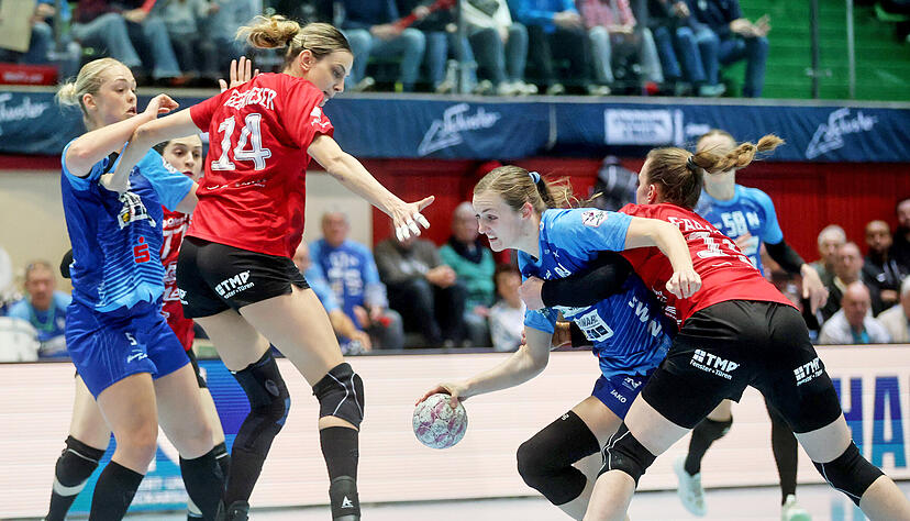 Alicia Soffel (am Ball) brachte nach ihrer Hereinnahme Schwung ins Neckarsulmer Angriffsspiel, die Niederlage konnte jedoch auch sie nicht verhindern. Alicia Soffel (am Ball) brachte nach ihrer Hereinnahme Schwung ins Neckarsulmer Angriffsspiel, die Niederlage konnte jedoch auch sie nicht verhindern.