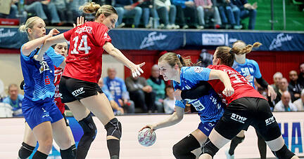 Alicia Soffel (am Ball) brachte nach ihrer Hereinnahme Schwung ins Neckarsulmer Angriffsspiel, die Niederlage konnte jedoch auch sie nicht verhindern.