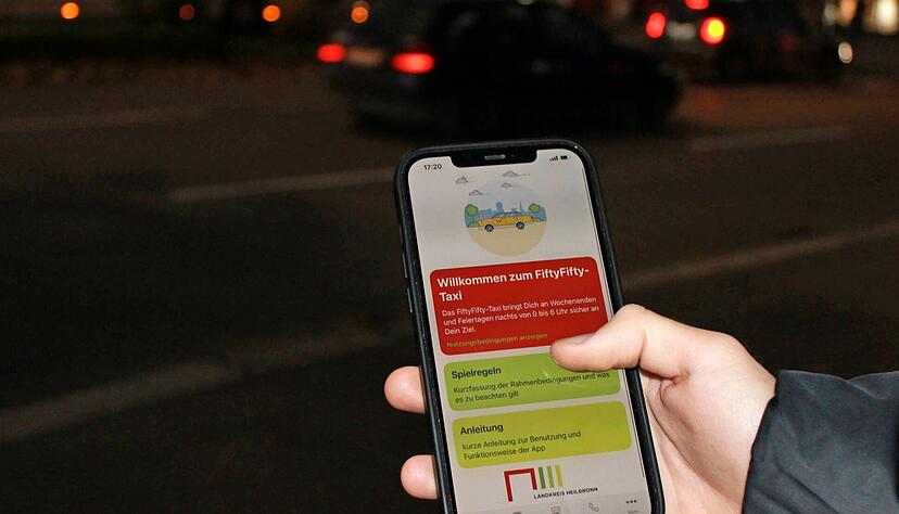 Junge Menschen zwischen 16 und 25 Jahren können nachts zum halben Preis mit dem Taxi nach Hause kommen. Wer das Angebot des Landkreises Heilbronn nutzen will, kann sich mit Hilfe seines Handys registrieren. Foto: Julian Dämpfle