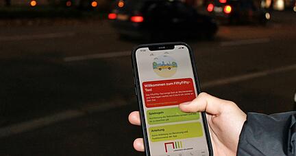 Junge Menschen zwischen 16 und 25 Jahren können nachts zum halben Preis mit dem Taxi nach Hause kommen. Wer das Angebot des Landkreises Heilbronn nutzen will, kann sich mit Hilfe seines Handys registrieren.
Foto: Julian Dämpfle Junge Menschen zwischen 16 und 25 Jahren können nachts zum halben Preis mit dem Taxi nach Hause kommen. Wer das Angebot des Landkreises Heilbronn nutzen will, kann sich mit Hilfe seines Handys registrieren.
Foto: Julian Dämpfle