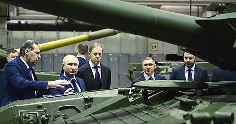 Kremlchef Wladimir Putin (3.v.l) besucht die Forschungs- und Produktionsgesellschaft Uralwagonsawod (Uralwaggonwerk) in Nischni Tagil.