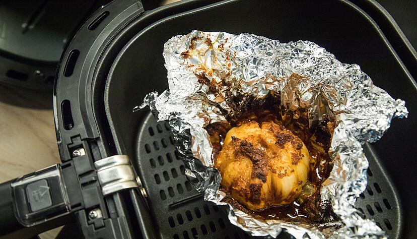 Onion Boil ganz simpel: Die Riesenzwiebel wird kreuzweise eingeschnitten, mit verschiedenen Gew&uuml;rzen sowie Butter in Alufolie gewickelt und im Ofen oder in der Hei&szlig;luftfritteuse weich gegart.