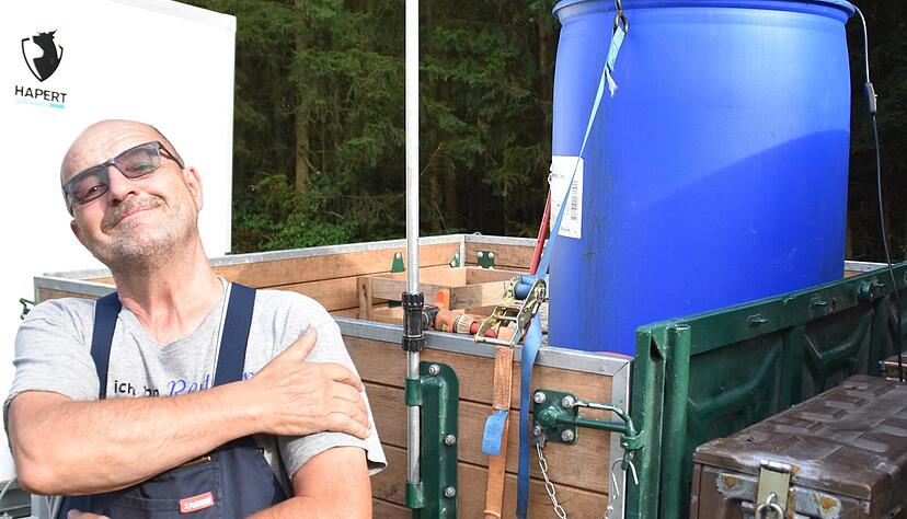 Wasserfass auf die Ladefläche, Duschhahn aufgestellt, Pumpe an den Motor angeschlossen: Schon ist die Gartendusche fertig. Wasserfass auf die Ladefläche, Duschhahn aufgestellt, Pumpe an den Motor angeschlossen: Schon ist die Gartendusche fertig.