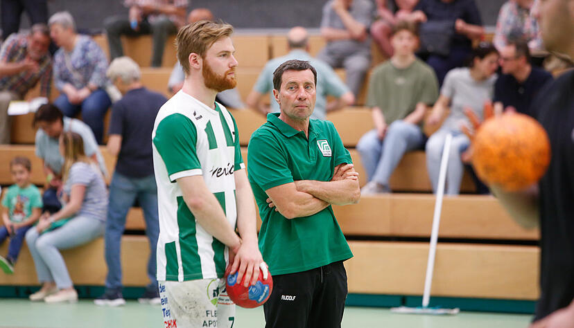 Zurück aus dem Handball-Ruhestand: Aufstiegstrainer Rudolf Wagner (rechts) übernimmt beim TV Flein als Cheftrainer und wird dabei von Spieler Marius Braun unterstützt. Zurück aus dem Handball-Ruhestand: Aufstiegstrainer Rudolf Wagner (rechts) übernimmt beim TV Flein als Cheftrainer und wird dabei von Spieler Marius Braun unterstützt.