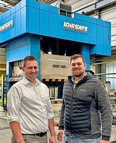 Timo (links) und Mike Schweikert vor einer großen 1600-Tonnen-Presse: Das Familienunternehmen Schweikert übernimmt Standort und Maschinen von Prototools. Timo (links) und Mike Schweikert vor einer großen 1600-Tonnen-Presse: Das Familienunternehmen Schweikert übernimmt Standort und Maschinen von Prototools.