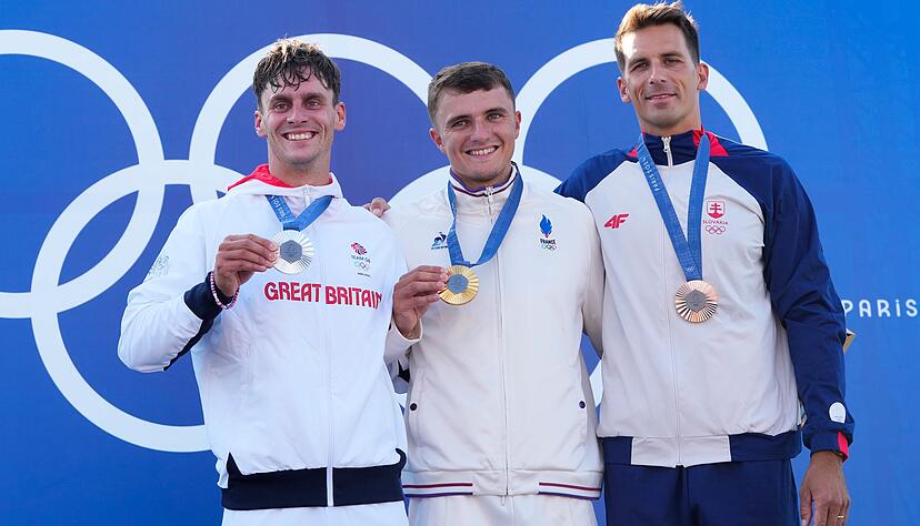 Nicolas Gestin aus Frankreich (m.) gewann Gold bei Olympia 2024 im Canadier-Einer. Die Medaille feierte ein Verbandsmitglied wohl zu sehr. Nicolas Gestin aus Frankreich (m.) gewann Gold bei Olympia 2024 im Canadier-Einer. Die Medaille feierte ein Verbandsmitglied wohl zu sehr.