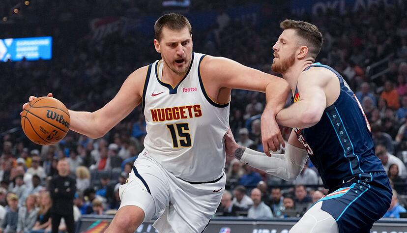 Schenkten sich in einer hitzigen Partie nichts: Nikola Jokic (l) und Isaiah Hartenstein. Schenkten sich in einer hitzigen Partie nichts: Nikola Jokic (l) und Isaiah Hartenstein.