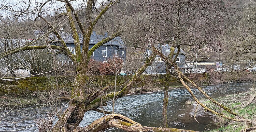 Das Kind war im Wasser der Sieg treibend aufgefunden worden - nun ist es gestorben. (Archivbild)
