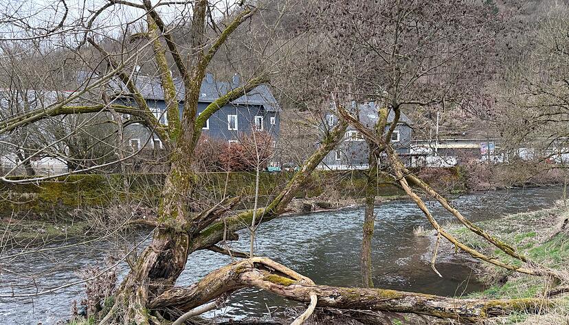 Das Kind war im Wasser der Sieg treibend aufgefunden worden - nun ist es gestorben. (Archivbild)