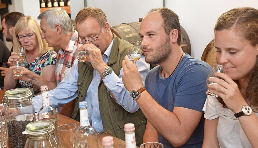 Barrel Aged Dry Gin im Glas: Die Gewinner der Lesersommer-Aktion riechen Vanille, Frucht und Karamell heraus.   
Fotos: Ekkehart Nupnau
