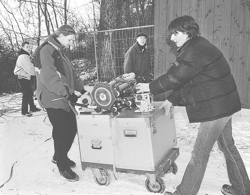 2004: Männer und Frauen rollen während der Aufbauarbeiten Kabel aus, insgesamt 3000 Meter.