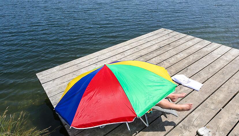 Am besten gar nicht erst einen Sonnenbrand bekommen! Dabei hilft es, den Schatten zu suchen.