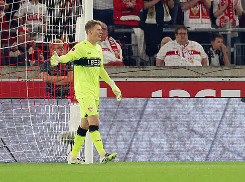 Alexander Nübel: In der ersten Halbzeit hatte der Torwart wenig zu tun. Weitgehend harmlos agierte der FC St. Pauli. In der 54. Minute parierte Nübel stark gegen Mathias Pereira Lage. Wenn er gefordert war, zeigte Nübel Präsenz. So auch in der 71. Minute gegen Oladapo Afolayan. Note: 3