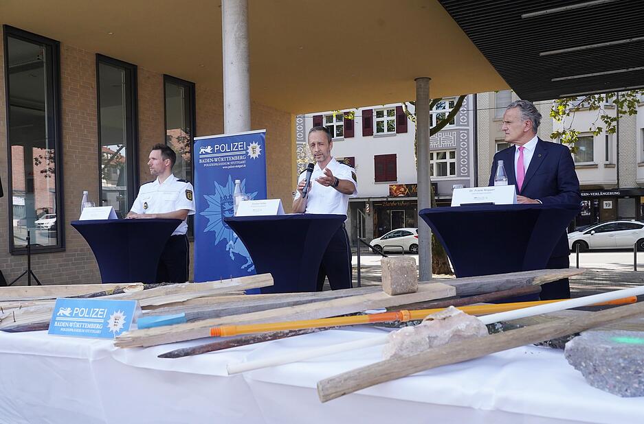 Timo Brenner, Polizeipräsident in Stuttgart (von links), Carsten Höfler Polizeivizepräsident , Frank Nopper, Oberbürgermeister von Stuttgart am Montag bei einer Pressekonferenz zu den Ausschreitungen bei einer Eritrea-Veranstaltung. In Stuttgart ist es im Zusammenhang mit einer Eritrea-Veranstaltung zu heftigen Ausschreitungen gekommen.