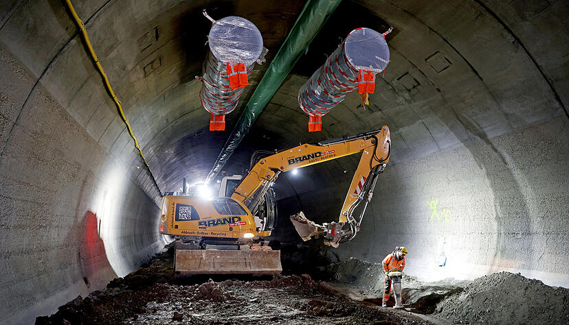 Dieses Foto ist vor ziemlich genau einem Jahr im Schemelsbergtunnel entstanden. Damals hatten gro&szlig;e Baumaschinen das Sagen.