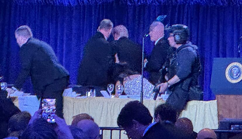 Geheimdienstmitarbeiter bringen US-Pr&auml;sident Trump nach den Ger&auml;uschen von Sch&uuml;ssen w&auml;hrend des White House Correspondents Dinner von der B&uuml;hne.