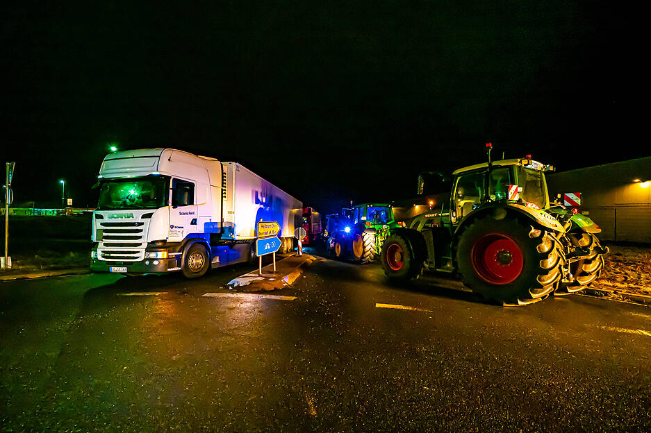 Landwirte haben in der Nacht auf Donnerstag, 8. Februar, die Zufahrten zum Kaufland-Logistikzentrum blockiert. Landwirte haben in der Nacht auf Donnerstag, 8. Februar, die Zufahrten zum Kaufland-Logistikzentrum blockiert.