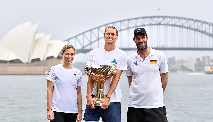 Vor zwei Jahren holte Zverev (M) unter anderem mit Angelique Kerber (l) den Titel. (Archivbild)