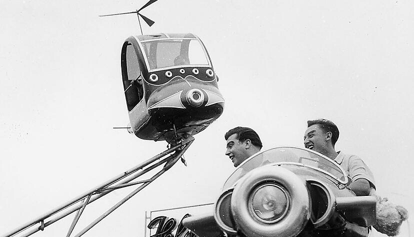 Zusammengestellt von Archiv und Dokumentation der Heilbronner Stimme 
Die beiden Volksfestbesucher sind vom Hubschrauber-Karussell begeistert. Aufnahme aus dem Jahr 1954. Auf dem Rummelplatz ist das Angebot nicht so groß wie heute. Zu den Attraktionen gehören die Todeswand kühner Motorradfahrer oder der Circus Lilliput mit den kleinwüchsigen Artisten.