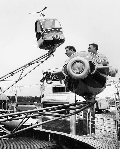 Zusammengestellt von Archiv und Dokumentation der Heilbronner Stimme 
Die beiden Volksfestbesucher sind vom Hubschrauber-Karussell begeistert. Aufnahme aus dem Jahr 1954. Auf dem Rummelplatz ist das Angebot nicht so groß wie heute. Zu den Attraktionen gehören die Todeswand kühner Motorradfahrer oder der Circus Lilliput mit den kleinwüchsigen Artisten.