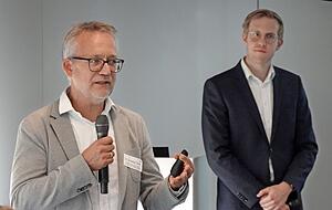 Digitalisierungsexperte Christoph Geier und Innovations-Professor Jens F&ouml;rderer (rechts) bei der Vorstellung des Fortschrittsbarometers.