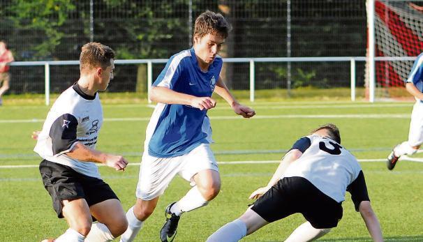 Er ging mit gutem Beispiel voran: Tobias Ebert (Mitte) er&ouml;ffnete mit seinem 1:0 in der 21. Minute den Torreigen zum 12:1-Kantersieg des VfB Eppingen.Foto: Archiv/Kr&uuml;ger