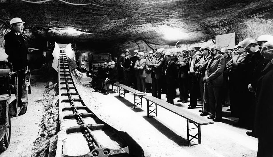 18. Januar 1984: In Anwesenheit zahlreicher Ehrengäste erläutert Bergwerksdirektor Wilhelm Wegener die technischen Hintergründe für den Bau der Tunnelverbindung zwischen Heilbronn und Kochendorf. Auf einen kostspieligen zweiten Schacht für Kochendorf konnte damit verzichtet werden.
