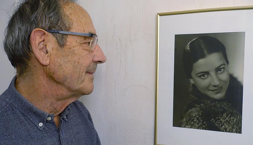 Bernd Saxenberger (81) und seine Mutter Trudel, die mit 30 Jahren im Luftschutzkeller starb. Keine zwei Stunden zuvor hatte sie ihren damals sechs Jahre alten Sohn mit dem Bus nach Bonfeld geschickt.
Foto: Christian Gleichauf