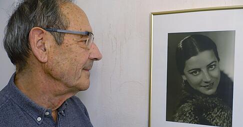 Bernd Saxenberger (81) und seine Mutter Trudel, die mit 30 Jahren im Luftschutzkeller starb. Keine zwei Stunden zuvor hatte sie ihren damals sechs Jahre alten Sohn mit dem Bus nach Bonfeld geschickt.
Foto: Christian Gleichauf