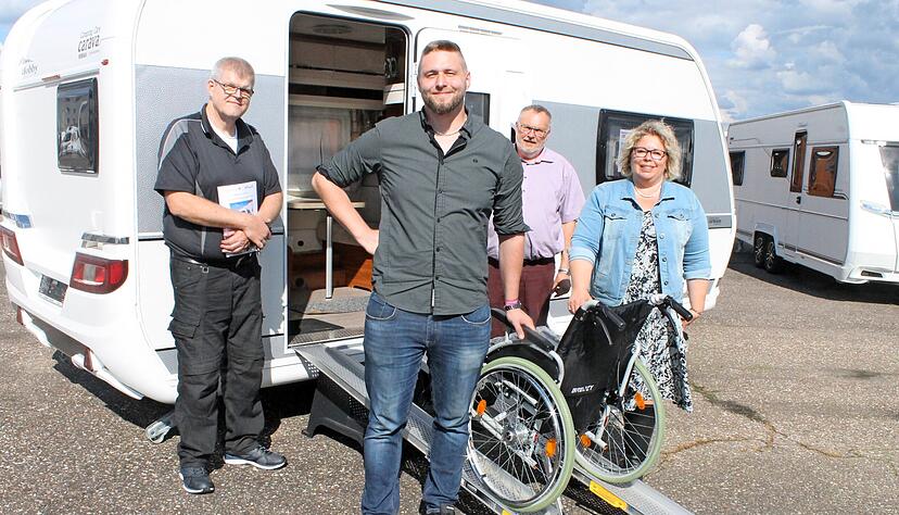 Julian Gorsegner (vorne) von der Christian-Schmidt-Schule Neckarsulm, hier mit Lehrer Peter Hildebrand (v. l.) und Axel Heilmann sowie Geschäftsführerin Manuela Brecht (Brecht-Caravan, Heilbronn), hat eine Wohnwagen-Einstiegshilfe für Rollstuhlfahrer konstruiert. Der automatisierte Prototyp ist jedoch noch in Arbeit.
Foto: Friedhelm Römer Julian Gorsegner (vorne) von der Christian-Schmidt-Schule Neckarsulm, hier mit Lehrer Peter Hildebrand (v. l.) und Axel Heilmann sowie Geschäftsführerin Manuela Brecht (Brecht-Caravan, Heilbronn), hat eine Wohnwagen-Einstiegshilfe für Rollstuhlfahrer konstruiert. Der automatisierte Prototyp ist jedoch noch in Arbeit.
Foto: Friedhelm Römer