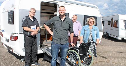 Julian Gorsegner (vorne) von der Christian-Schmidt-Schule Neckarsulm, hier mit Lehrer Peter Hildebrand (v. l.) und Axel Heilmann sowie Geschäftsführerin Manuela Brecht (Brecht-Caravan, Heilbronn), hat eine Wohnwagen-Einstiegshilfe für Rollstuhlfahrer konstruiert. Der automatisierte Prototyp ist jedoch noch in Arbeit.
Foto: Friedhelm Römer