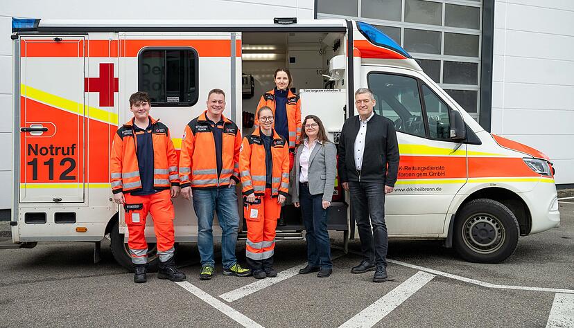 Das Team der Rettungswache in Neuenstadt freut sich zusammen mit Markus Stahl (von rechts) und Melanie Veith, dass der Standort erhalten bleibt.
