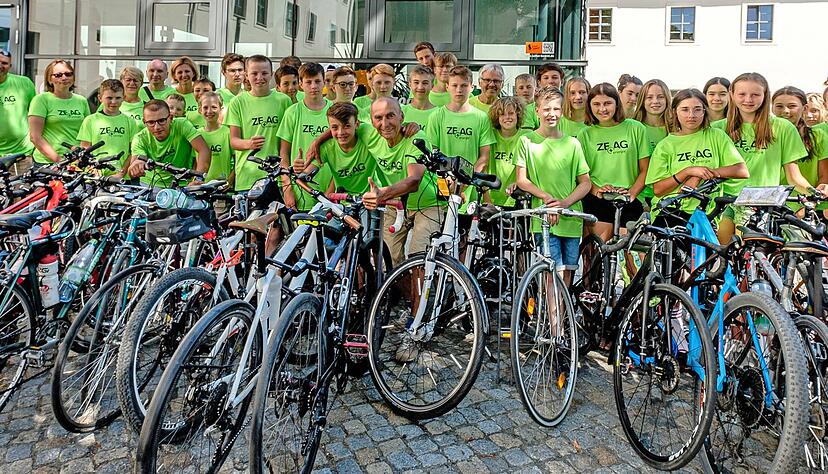 Das rollende Klassenzimmer mit Ortwin Czarnowski (Mitte, vorne mit seinem Enkel Ole) erreicht 2019 auf dem Weg nach Berlin die Lutherstadt Wittenberg. Der Tross übernachtet in der Jugendherberge.
Foto: privat Das rollende Klassenzimmer mit Ortwin Czarnowski (Mitte, vorne mit seinem Enkel Ole) erreicht 2019 auf dem Weg nach Berlin die Lutherstadt Wittenberg. Der Tross übernachtet in der Jugendherberge.
Foto: privat