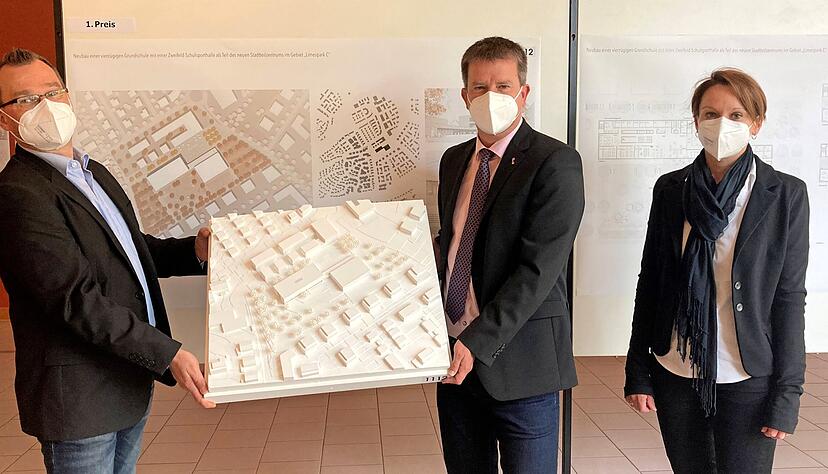 OB Thilo Michler (Mitte) präsentiert mit Stadtbaumeister Kai Langenecker und Julia Bernhardt den erstplatzierten Entwurf für die neue Grundschule. OB Thilo Michler (Mitte) präsentiert mit Stadtbaumeister Kai Langenecker und Julia Bernhardt den erstplatzierten Entwurf für die neue Grundschule.