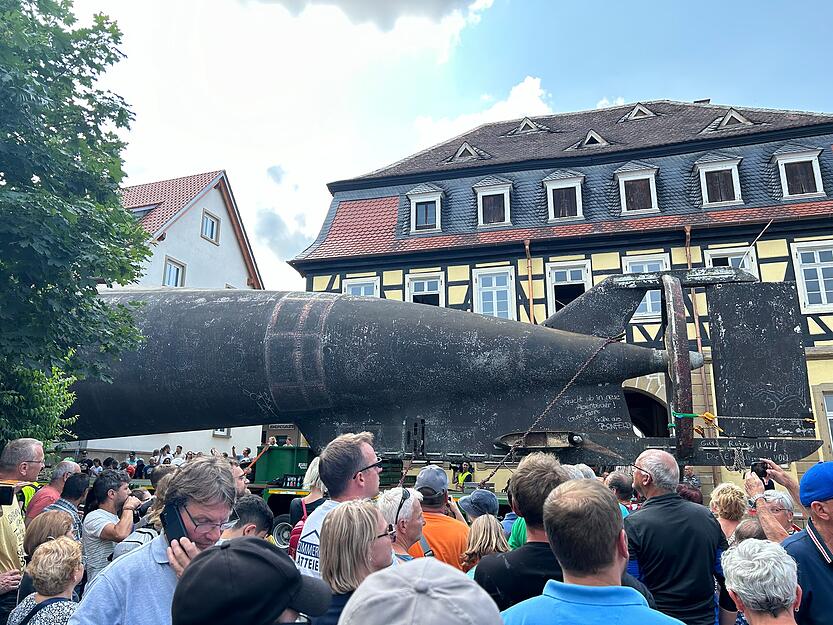 Am Mittwoch führte der Transport durch Ittlingen und zog die Blicke vieler Schaulustiger auf sich.