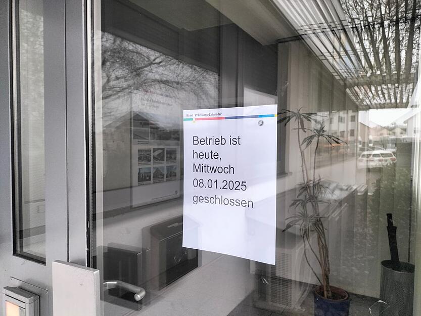 Die Firma Hänel weist mit einem Aushang darauf hin, dass der Betrieb am Mittwoch geschlossen ist.